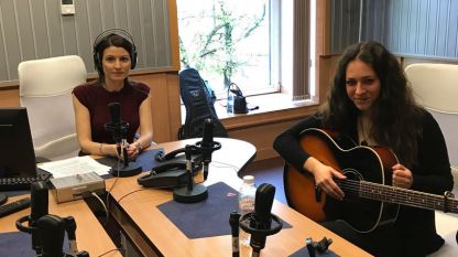 Свилена Тенева с любимата си китара и Лили Друмева в студиото на Радио София
