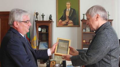 Илко Иларионов (вдясно) получи плакета от кмета на Плевен проф. д-р Димитър Стойков