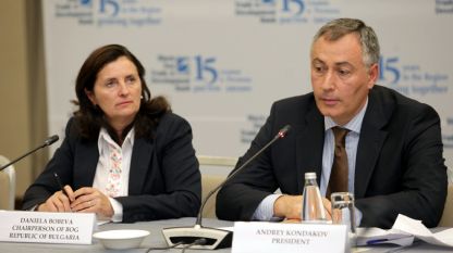 La vice primera ministra Daniela Bobeva y el presidente del Banco de Comercio y Desarrollo del Mar Negro, Andrey Kondakov.