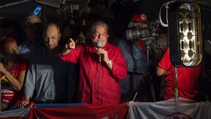 Лула да Силва говори пред десетки хиляди свои привърженици, събрали се на митинг в Сао Пауло, за да го подкрепят