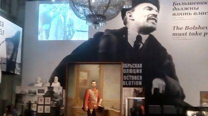 На снимката: Част от експонатите в изложбата, посветена на 100-годишнината от Октомврийската революция в залите на Зимния дворец.