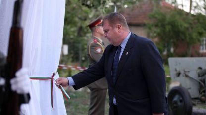 Красимир Каракачанов открива паметника на загиналите във войните жители на селото