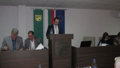 Кметът Калин Каменов на сесията във Враца.