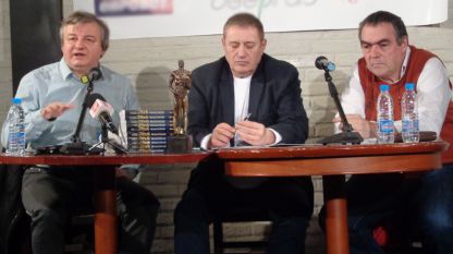 Anëtarët e jurisë Pllamen Dojnov e Nikolla Vandov dhe kryetar i Fondacionit “Askeer” Milen Millanov (në mes)