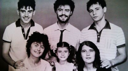 Варта Ценкова (на сн. вдясно) със своите пет деца: Едвард, Степан, Карен. Седнали: Мадлен и Лидия (отляво на дясно).