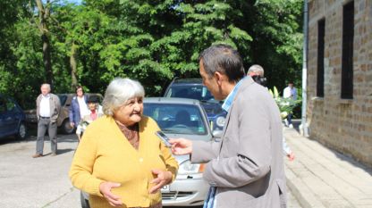 Валери Леков разговаря с баба Петрана от село Зая, Дряновско.