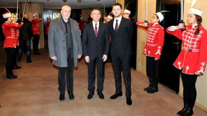 Максим Генчев (крайният вдясно), режисьорът на филма „Дякон Левски”, посреща гостите на премиерната прожекция в зала 1 на НДК