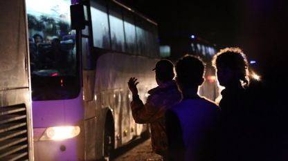 Автобуси с евакуирани от град Дума сирийци пристигат в района на Алепо. 