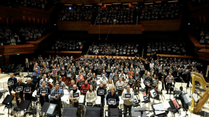 Филхармонията на Френското радио почита жертвите на терора