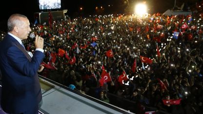 Ердоган говори пред събрало се множество след изборния ден