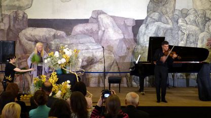 Известният ни цигулар Васко Василев изнесе концерт сред композиции от цветя, направени на живо от майстор Кариядзаки в НДК