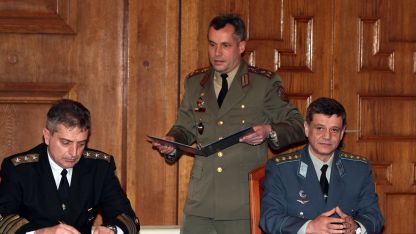 Досегашният началник на отбраната генерал Константин Попов сдаде длъжността на вицеадмирал Емил Ефтимов