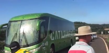 Автобусът на Бразилия беше подложен на обстрел в Рио