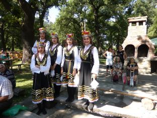 Участници в събора на българското народно наследство в село Градище