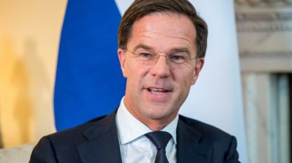 Кабинетът на холандския премиер Марк Рюте оцеля след вот на недоверие.