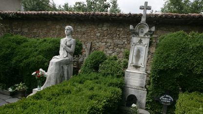 Гробът и семейният паметник на Райна Княгиня