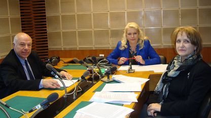 Анелия Торошанова разговаря с адвокат Елка Пороминска (вдясно на снимката) и адвокат Захари Генов