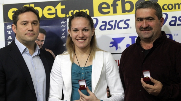 Президентът на боксовата федерация Красимир Инински подари букет на Станимира Петрова за рожденния й ден