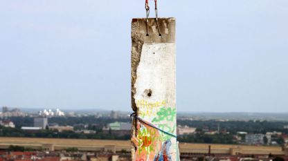 Хеликоптер пренася парче от Берлинската стена в Берлин, Германия (15 юли 2010 г.)