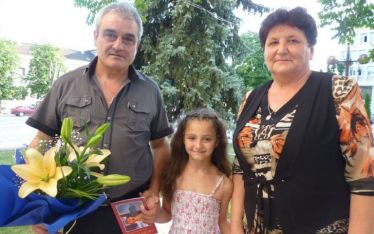 Валентин Вълчев със съпругата Йорданка и внучката Иванина
