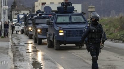 Военен конвой на косовските власти съпровожда задържания сръбски представител Марко Джурич след ареста му заради незаконно влизане в Косово
