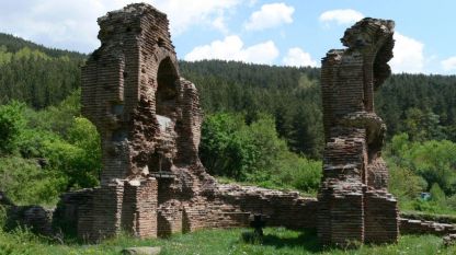 Развалините на Еленската базилика от IV век в близост до село Антон.