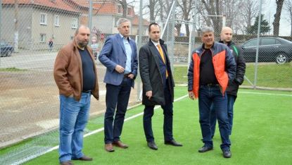 Преди участието си във форума, Калин Каменов и Асен Марков инспектираха новопостроена спортна площадка в двора на училището в село Паволче