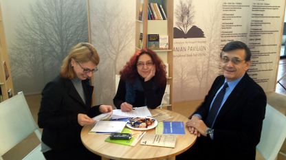 Йоан Матей от Министерство на културата на Румъния, преводачката Ванина Божикова и журналистката Невена Праматарова (вляво) на щанда на румънската литература на Панаира на книгата