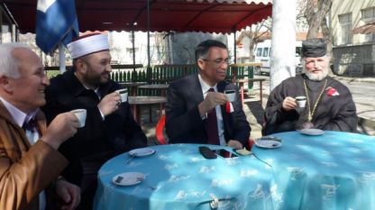 Кметът на Кърджали Хасан Азис и представители на различните вероизповедания ритуално пият заедно кафе