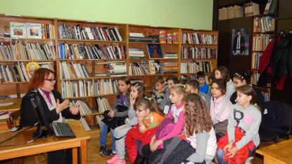 Децата слушат за живота и делото на будителите. Те посетиха библиотеката с класната си ръководителка Цветанка Велизарова.