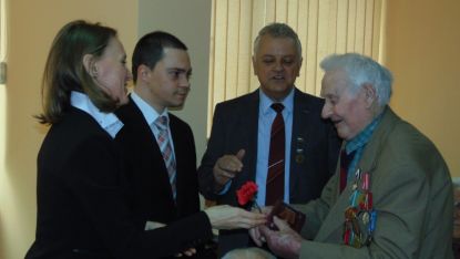 Руска делегация и Лъчезар Генов (в средата) награждават ветеран от войната