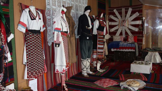 Етнографската изложба Багри от долините на Струма и Места гостува
