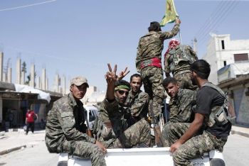 Кюрдски бойци, борещи се срещу 