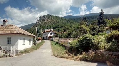 Изглед към връх Руй от село Зелениград