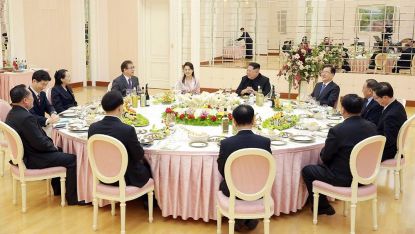 Делегацията на Сеул бе поканена от Ким и съпругата му на вечеря в централата на Корейската трудова партия в Пхенян.