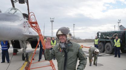 Министър Николай Ненчев изпробва МИГ-29, оборудван с ремонтирани полски двигатели.
