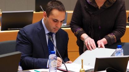 Министърът на икономиката Емил Караниколов подписва от името на България решението на Съвета на ЕС за удължаване на санкциите