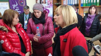 Омбудсманът Мая Манолова на среща с работничките от „Абонданца“, на които фалиралият работодател не беше изплатил възнагражденията.