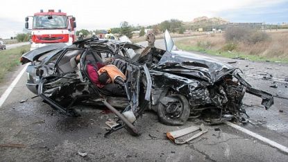 Жена загина при челен удар между лек автомобил и камион