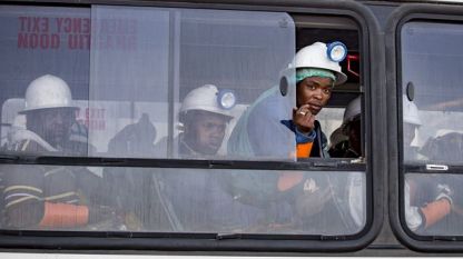 Спасени миньори напускат златната мина „Беатрикс“ в централната провинция Фрайстат на РЮА, разположена на 290 км югозападно от Йоханесбург.