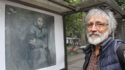 Художникът Пламен Вълчев пред своя портрет на Васил Левски