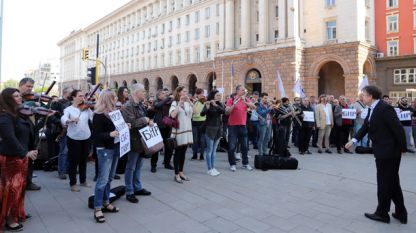 Музикантите от БНР протестират пред Министерския съвет с искане за достойно заплащане.