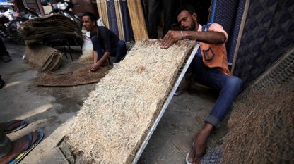 Индийски работници правят навеси за защита от горещините през летния сезон
