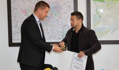 Кметът Живко Тодоров връчва наградата на Стилиян Петров