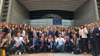 Децата от българската диаспора, които фондация „Българска памет“ заведе в Брюксел се снимаха пред Европейския парламент 