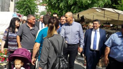 Цветан Цветанов по време на визитата си в Баните.