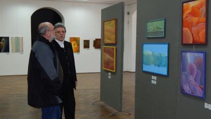 Художникът Красимир Кръстев /вдясно/ преди откриването на изложбата си.