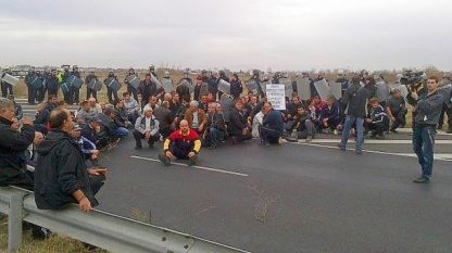 Фермерите вдигнаха блокадата на Карловско шосе