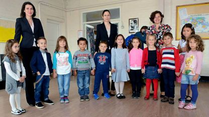 Нина Борисова (в середине) вместе со своими коллегами и учениками школы им. Святого Ивана Рильского в Кембридже 