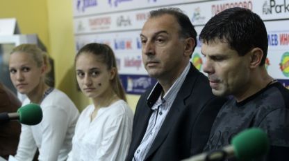 Сяров, Сапунджиев и част от националките ни преди турнира 